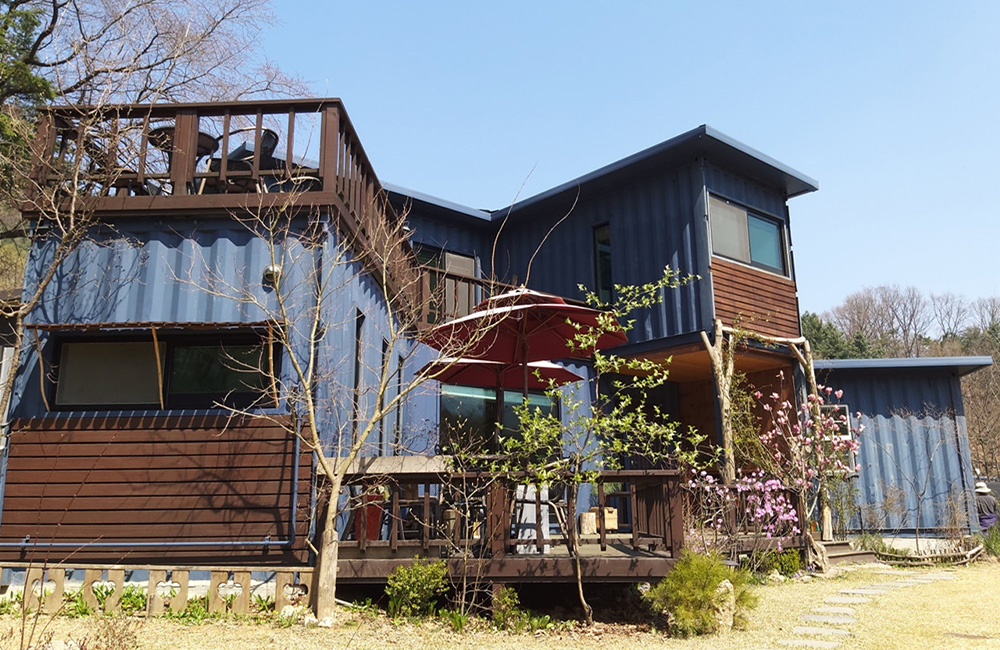 Mountain Container House with a Cool View from South Korea
